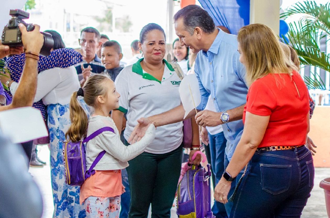 Pais, responsáveis, estudantes e toda a comunidade escolar marcaram presença na solenidade de abertura do ano letivo na quadra esportiva da escola Coelho Neto.