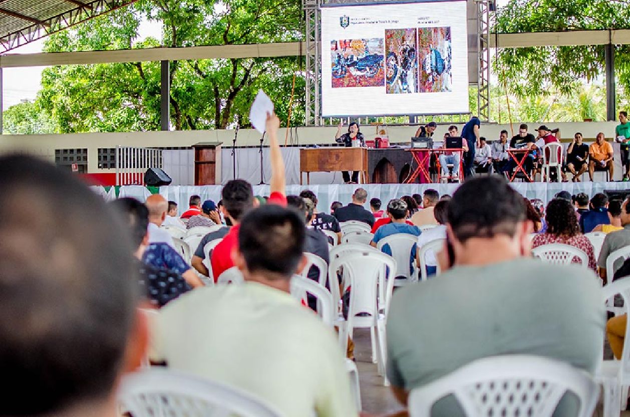 Primeiro dia do leilão atraiu centenas de pessoas interessadas em adquirir as motocicletas