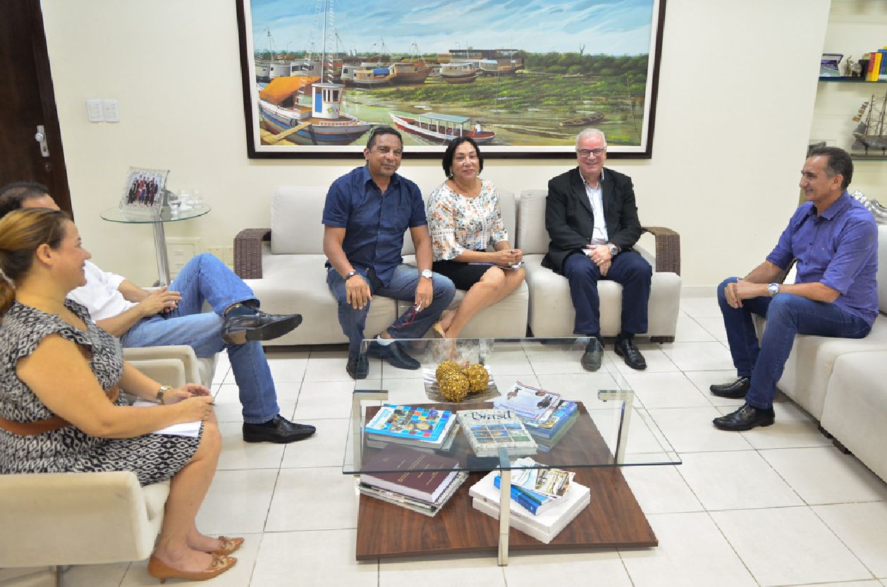 Encontro aconteceu nesta sexta-feira, 19, no Palácio do Setentrião, onde a prefeita de Pracuúba pediu ajuda nos atendimentos de média e alta complexidade.