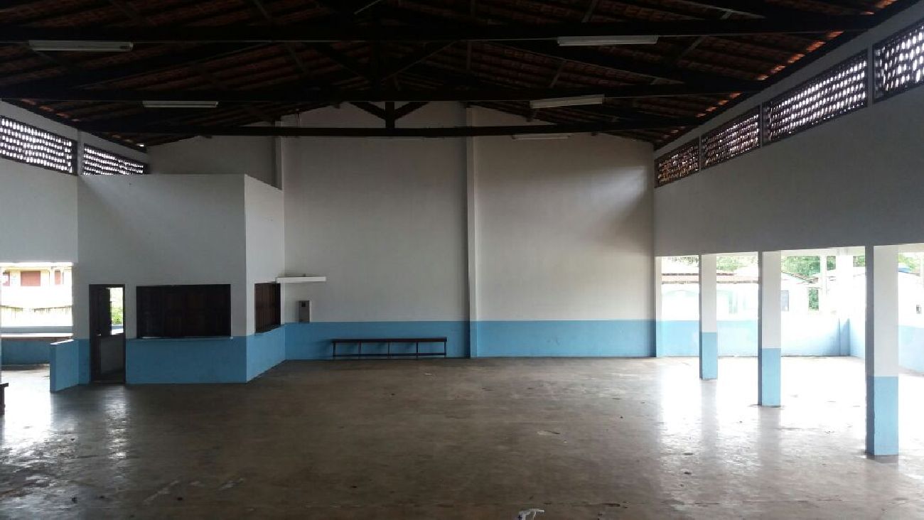 Foi feita a pintura geral, reforma dos banheiros, construção de palco fixo, reforma no telhado, reparo na rede elétrica e manutenção hidrossanitária