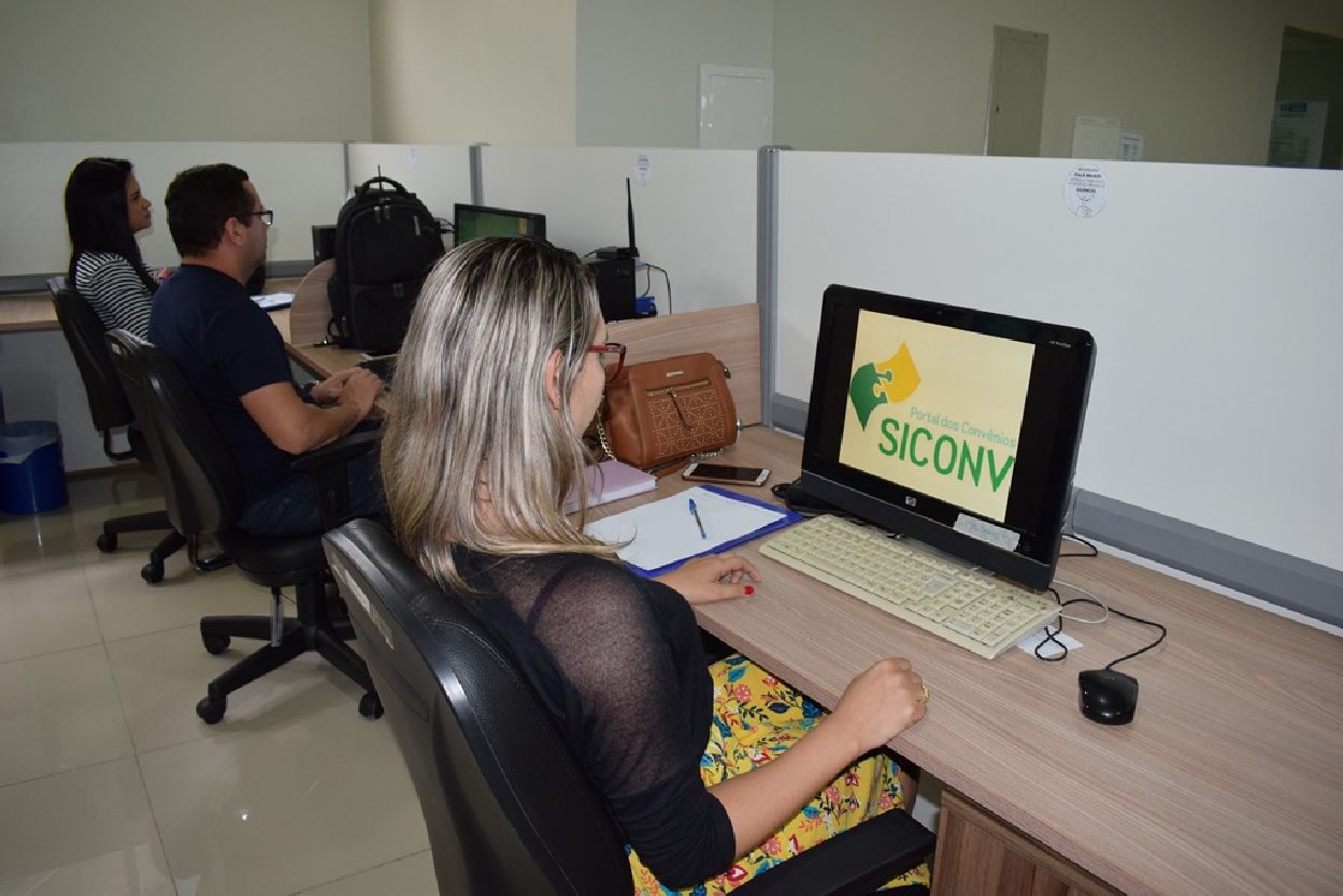Servidores de Santana durante o treinamento no auditório da Secretaria de Desenvolvimento das Cidades, em Macapá.