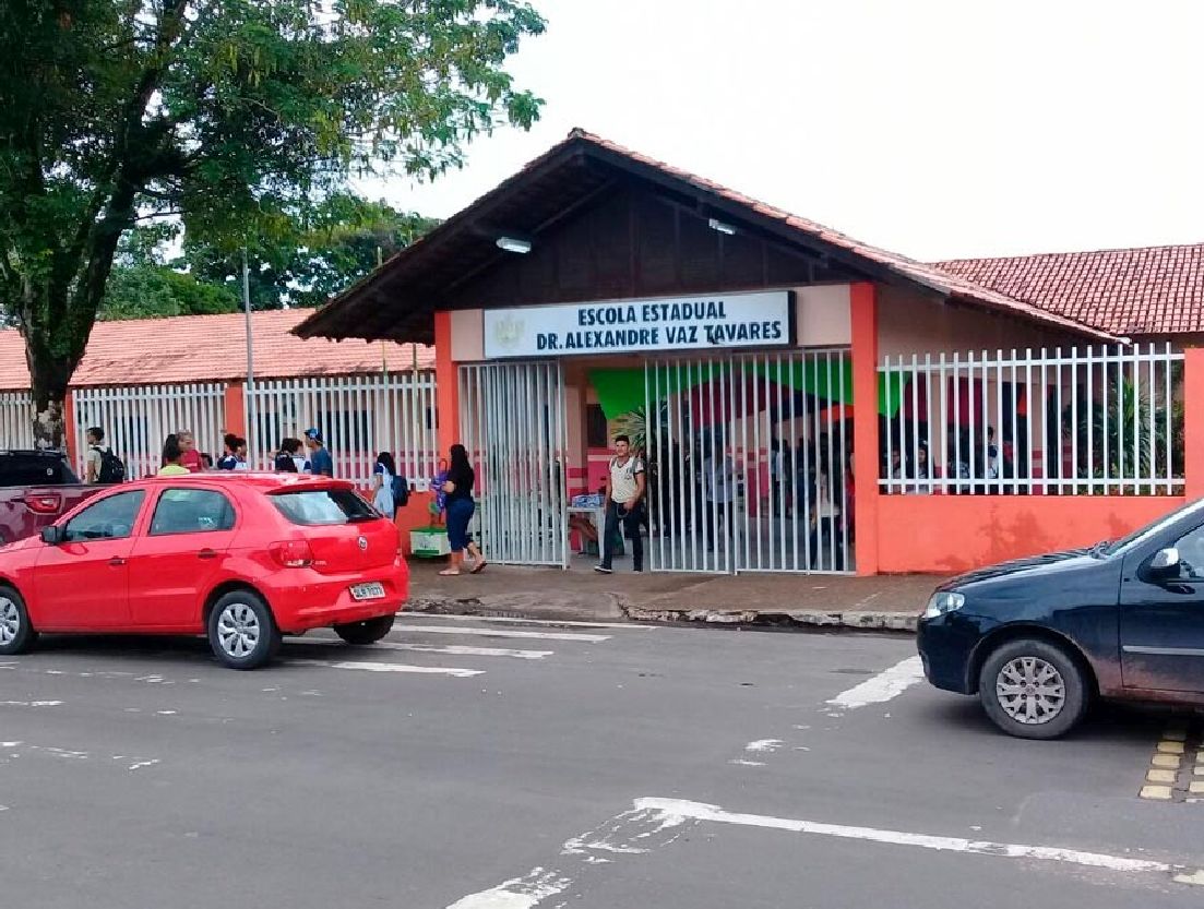 As atividades ocorrem de segunda a sexta no período noturno e aos sábados em horário integral na Escola Alexandre Vaz Tavares