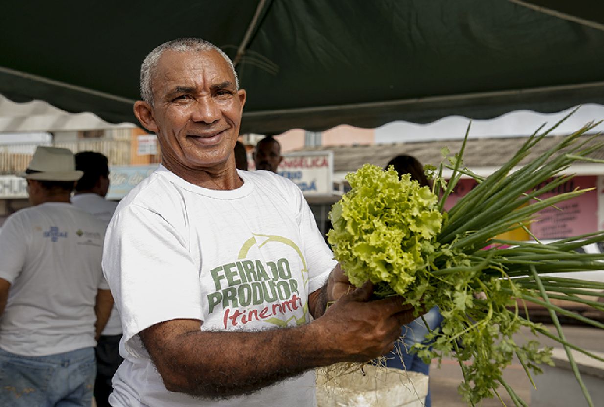 Francisco Rosa veio da Linha F, no km 9, vender produtos como couve, alface, jerimum, banana, quiabo, cheiro-verde e maxixe.