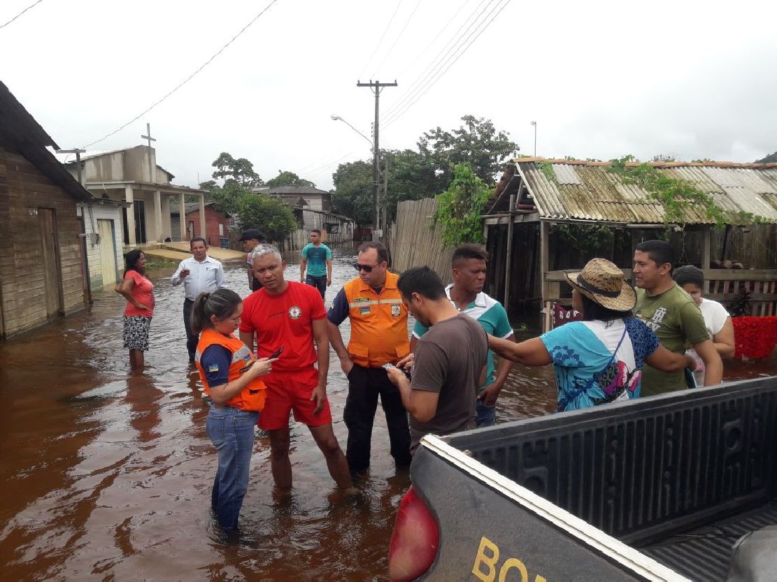 Defesa Civil, Corpo de Bombeiros e Sims estão fazendo o levantamento das pessoas atingidas pela cheia do Rio Jari