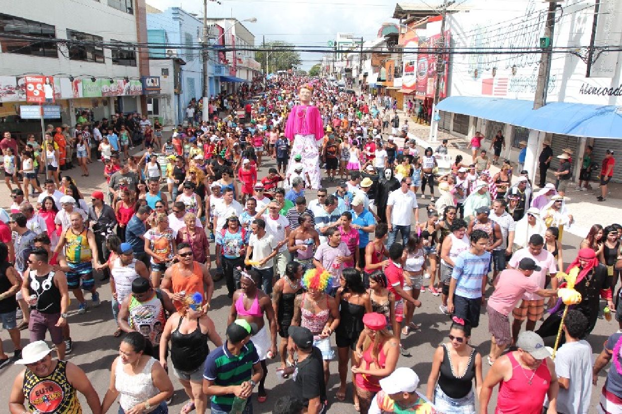No desfile do tradicional bloco A Banda, foliões devem redobrar o cuidado com a pela por causa da exposição ao sol