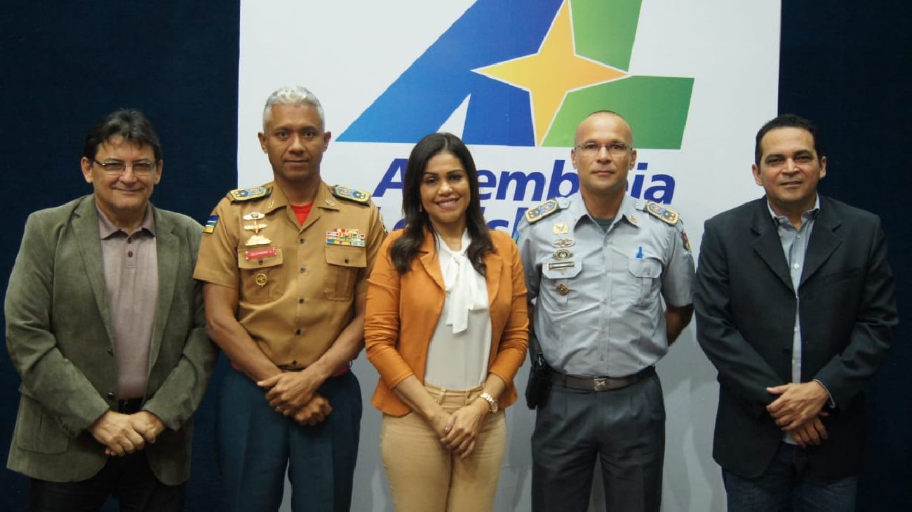 Representantes da CCJ e Governo do Amapá após a aprovação do texto que deverá ser votado nesta quarta-feira