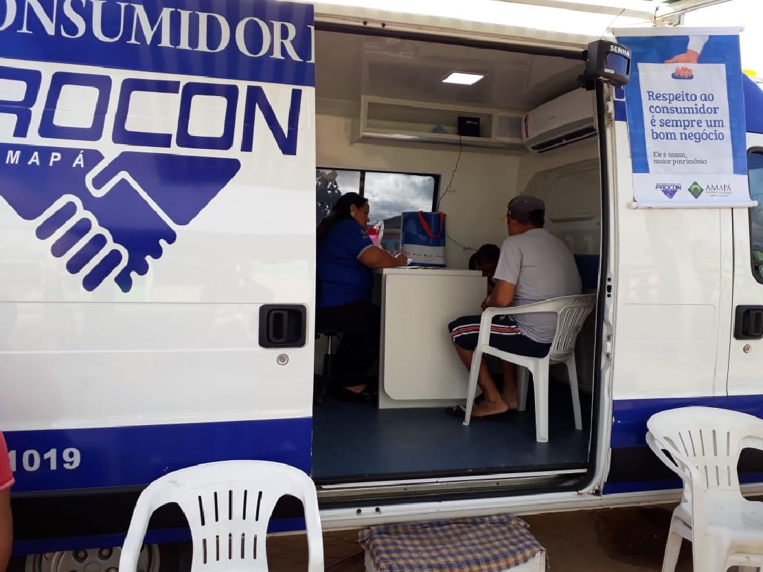 Com apoio de uma van, equipes do Procon prestaram orientações e realizaram fiscalizações no bairro