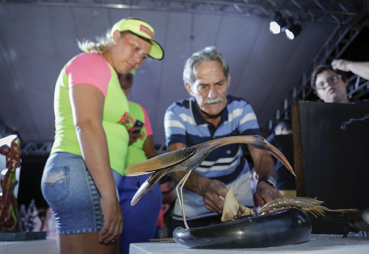 Seu Valdir mostra suas obras artesanais