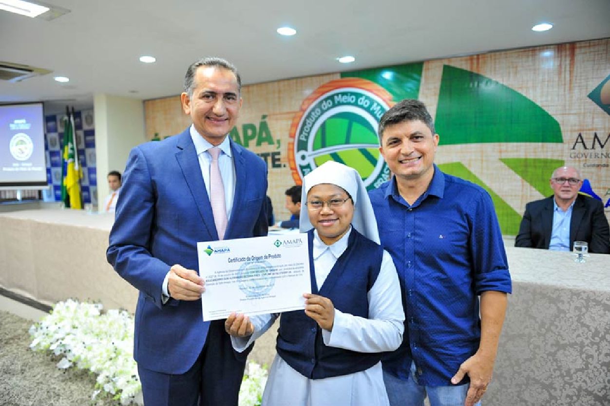 Irmã Marselina recebeu a certificação das mãos do governador Waldez Góes e do presidente da Agência Amapá, Eliezir Viterbino