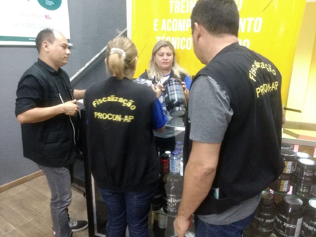 A fiscalização constatou também que os alimentos estavam sendo manipulados de forma inadequada e em local sem higienização