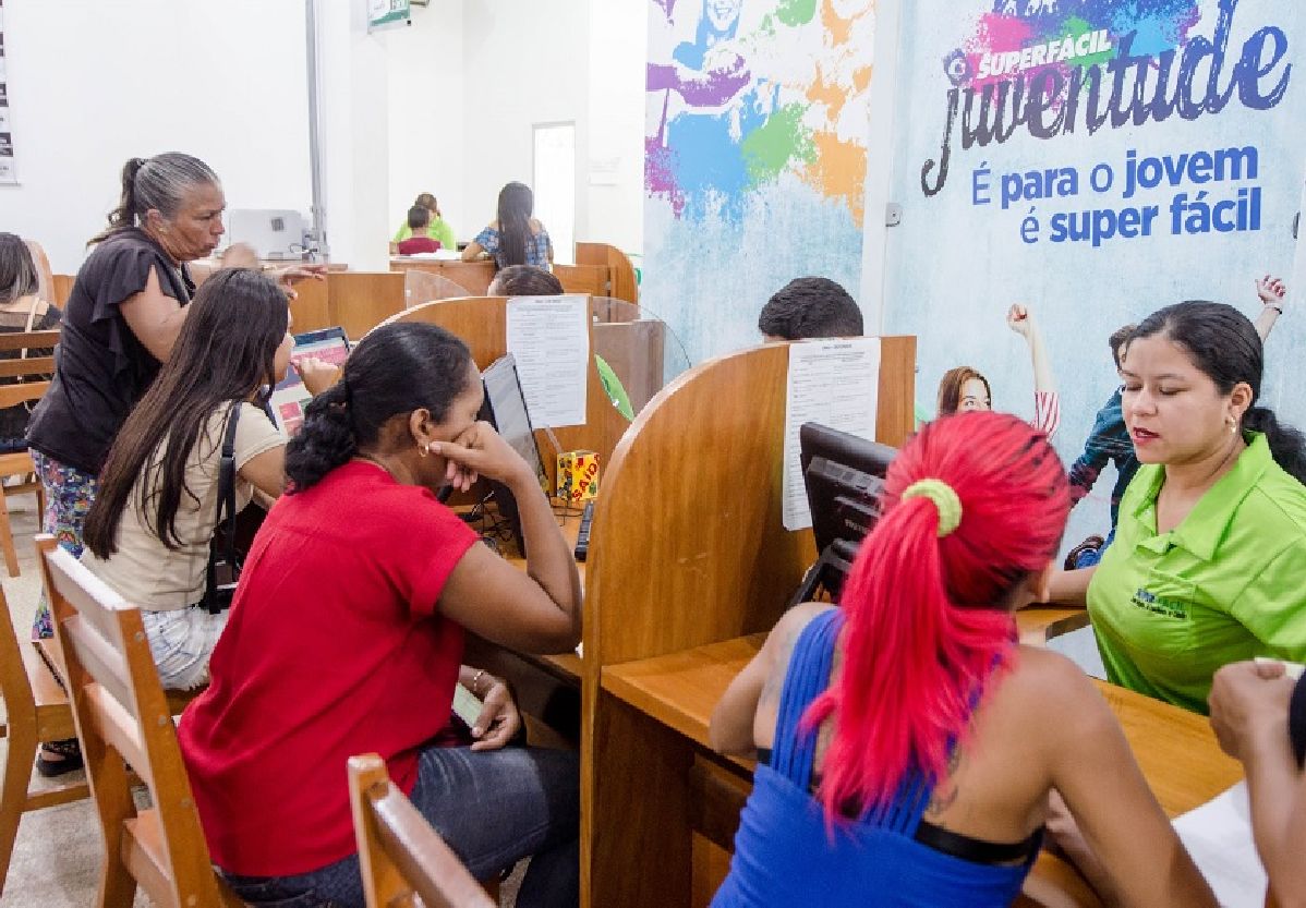 Quem não tiver acesso à internet, deve comparecer aos polos de inscrição com documento de identificação, para que os técnicos do programa processem o atendimento online