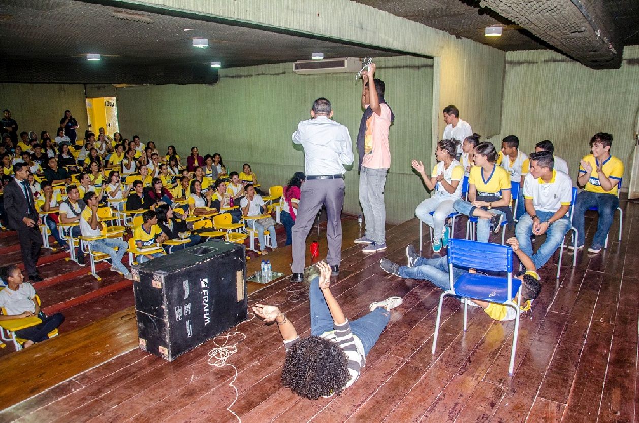 Entre as atividades está o Projeto Defenap nas Escolas com simulações que conscientizam sobre a prevenção do uso de entorpecentes.