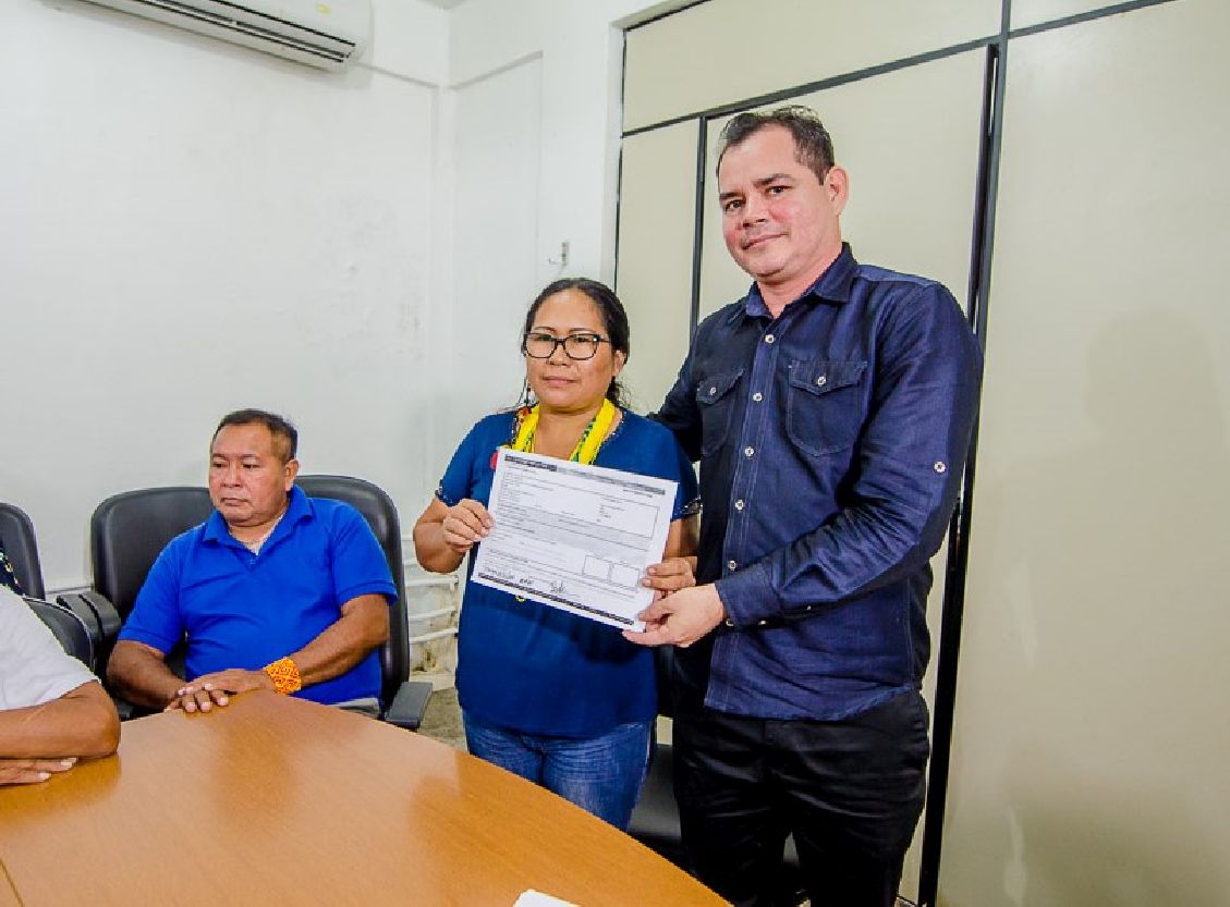 Cecília Apalai recebeu das mãos do diretor-presidente do IEF, Marcos Tenório, a primeira DAP jurídica que contemplará 74 associados