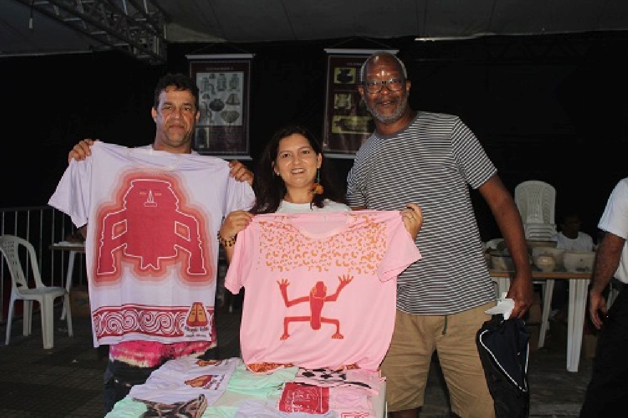 Camisas com grafismos Maracá e Cunani chamaram a atenção de turistas em visita à feira do artesanato