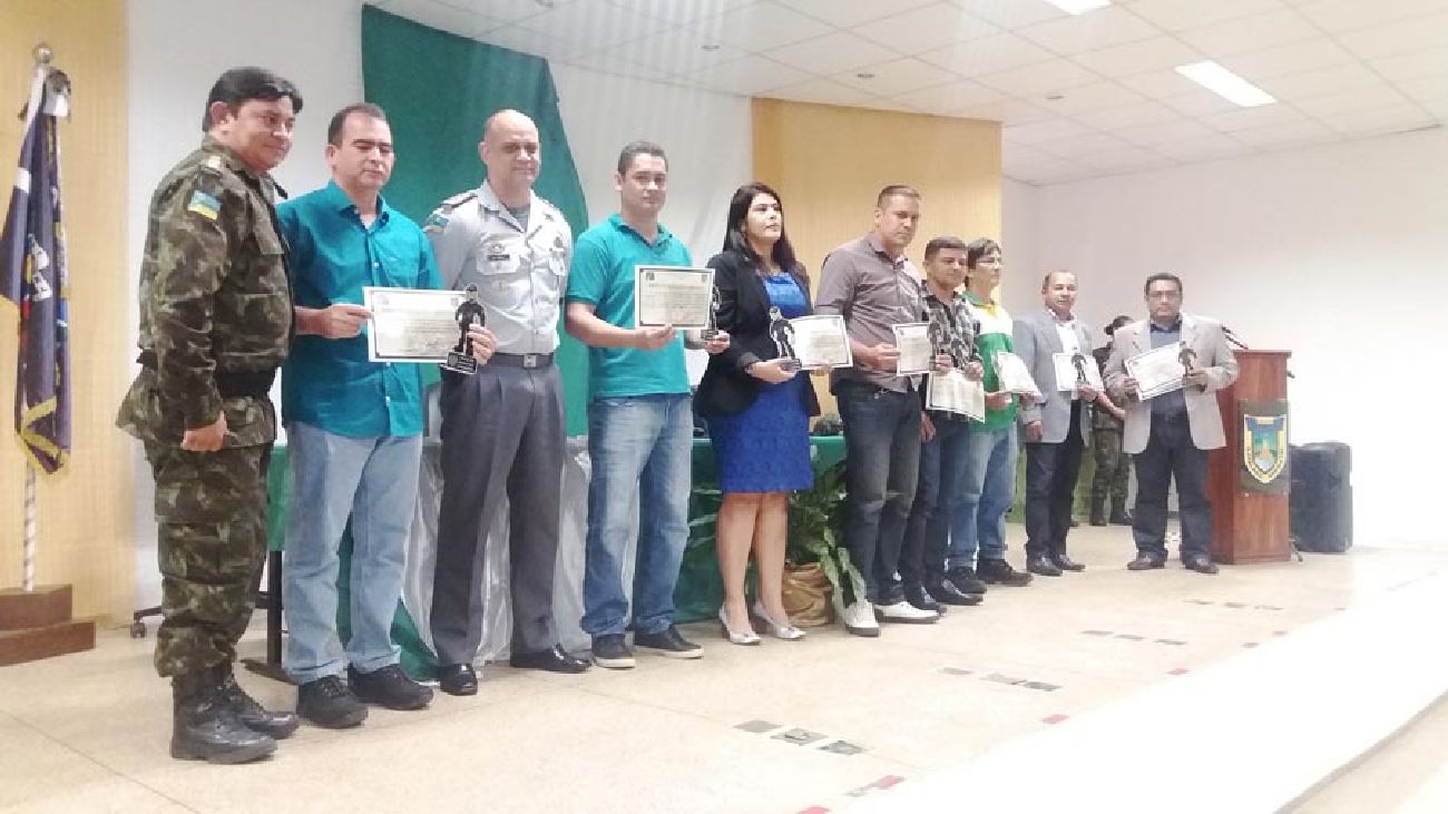Os convidados receberam o certificado Amigos do Batalhão Ambiental e medalha do Mérito Ambiental Beija-flor Brilho de Fogo