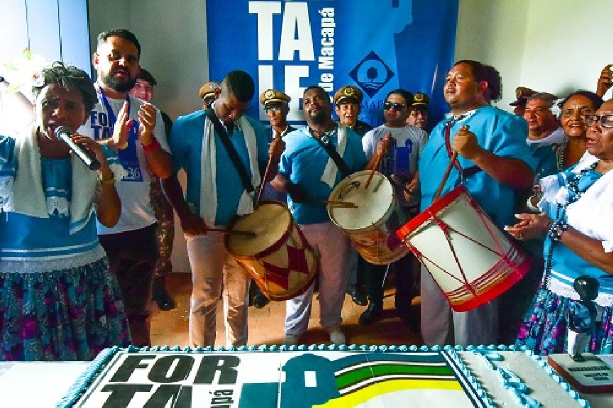 Momento do corte do bolo, que celebrou oficialmente os 236 anos da Fortaleza de São José de Macapá