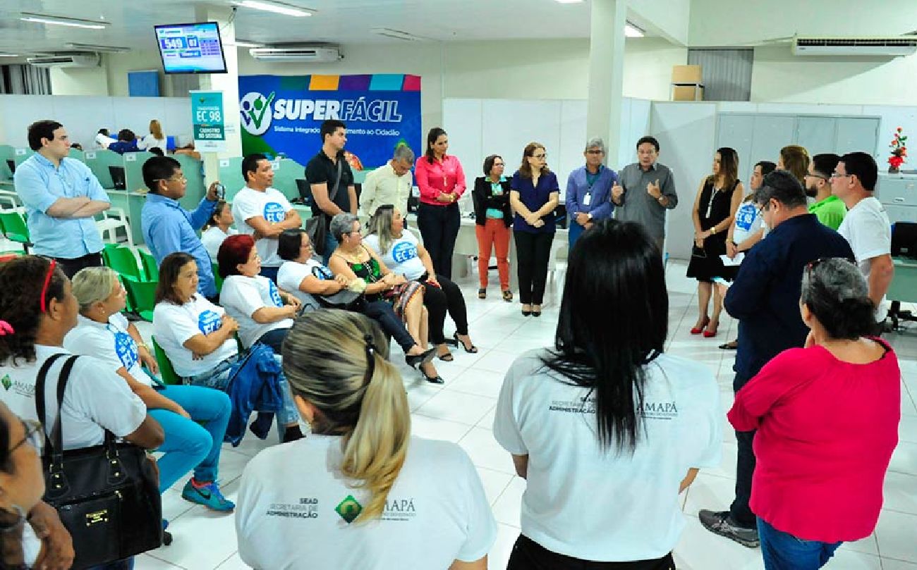 Vice-governador Papaléo Paes e a secretária de Estado da Administração, Suelem Amoras, foram ao Super Fácil agradecer aos servidores que atuaram no atendimento ao público e recebimento dos documentos para o processo de transposição