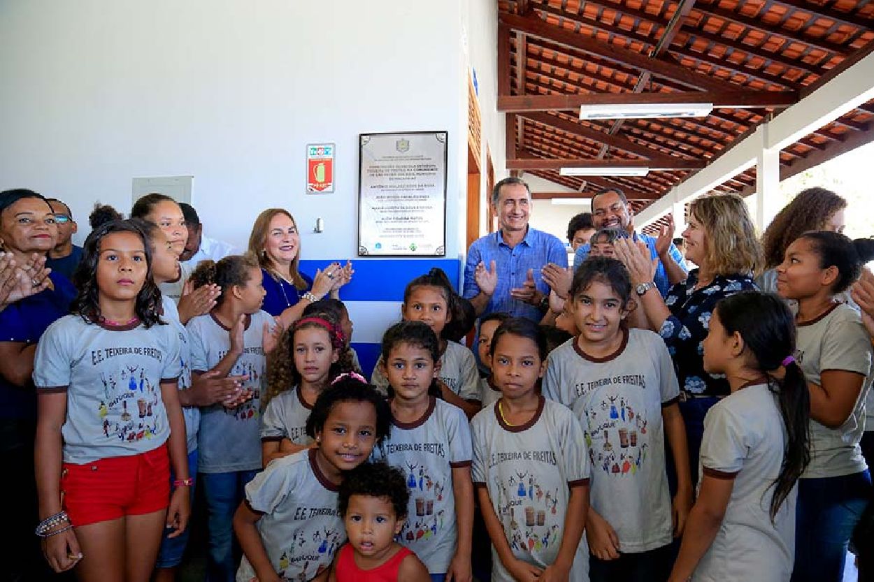 Governador Waldez Góes, equipe de governo e membros da comunidade participaram da inauguração das escolas na zona rural de Macapá