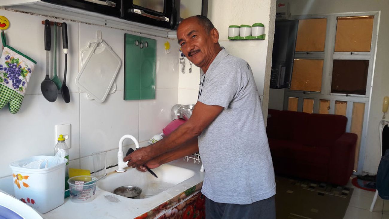 Melhoria do fornecimento facilitou as atividades domésticas no apartamento de Agnaldo Souza, no Macapaba I