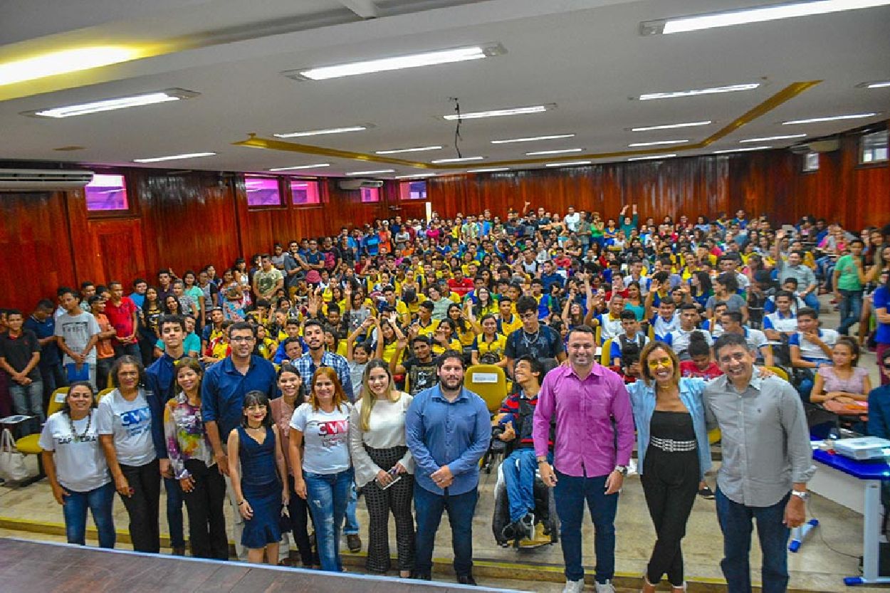 Evento reuniu representantes de vários segmentos sociais, do governo do Estado e estudantes, no auditório da Ueap