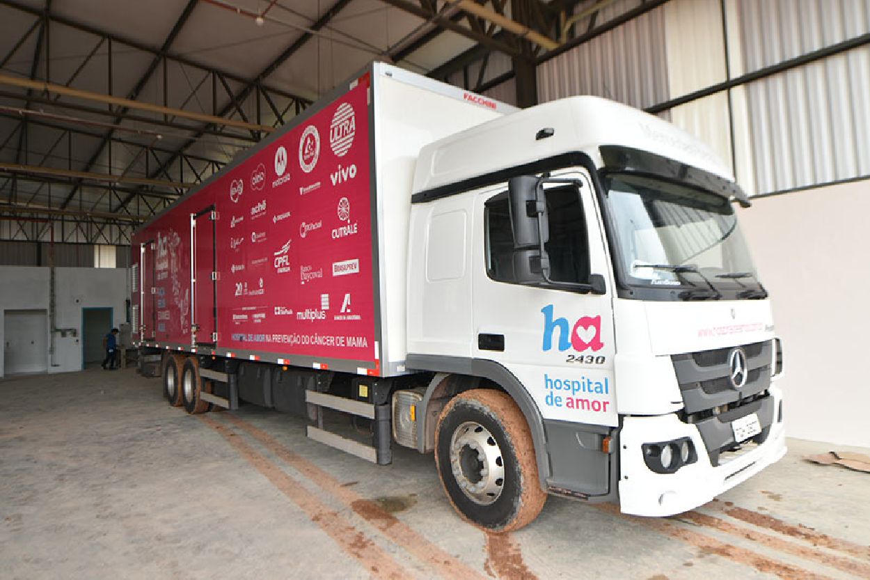 Veículo dispõe de equipamentos com tecnologia de ponta, com capacidade para realizar cerca de 60 mamografias e 70 exames de PCCU