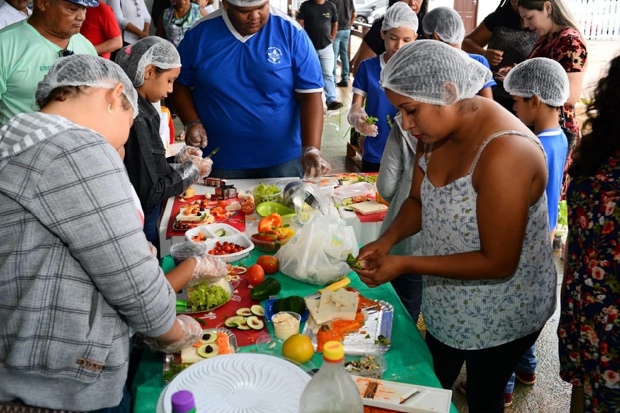Alimentos que poderiam ser jogados fora são reaproveitados pelos estudantes em um dos projetos apresentados na mostra