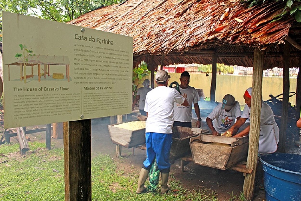 Em dias normais, a Casa de Farinha é apenas expositiva. Mas, nesta sexta-feira, 6, ela foi 'ocupada' para a produção real do produto