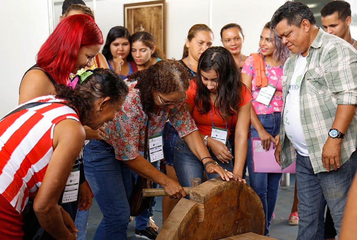 Participantes da oficina de móveis em madeira aprenderam as técnicas para confecção das peças