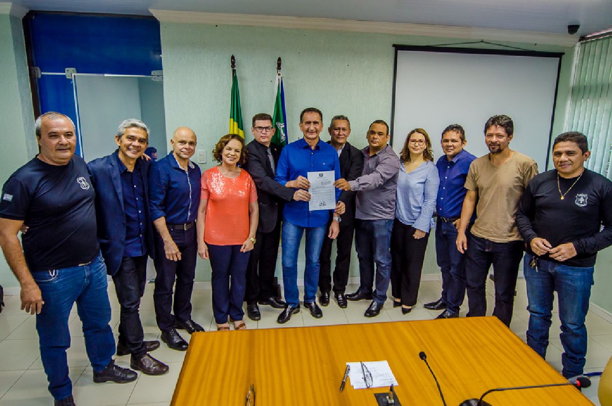 A lei permitirá a compra de coturno, calça, camisa e gandola (jaqueta de proteção)