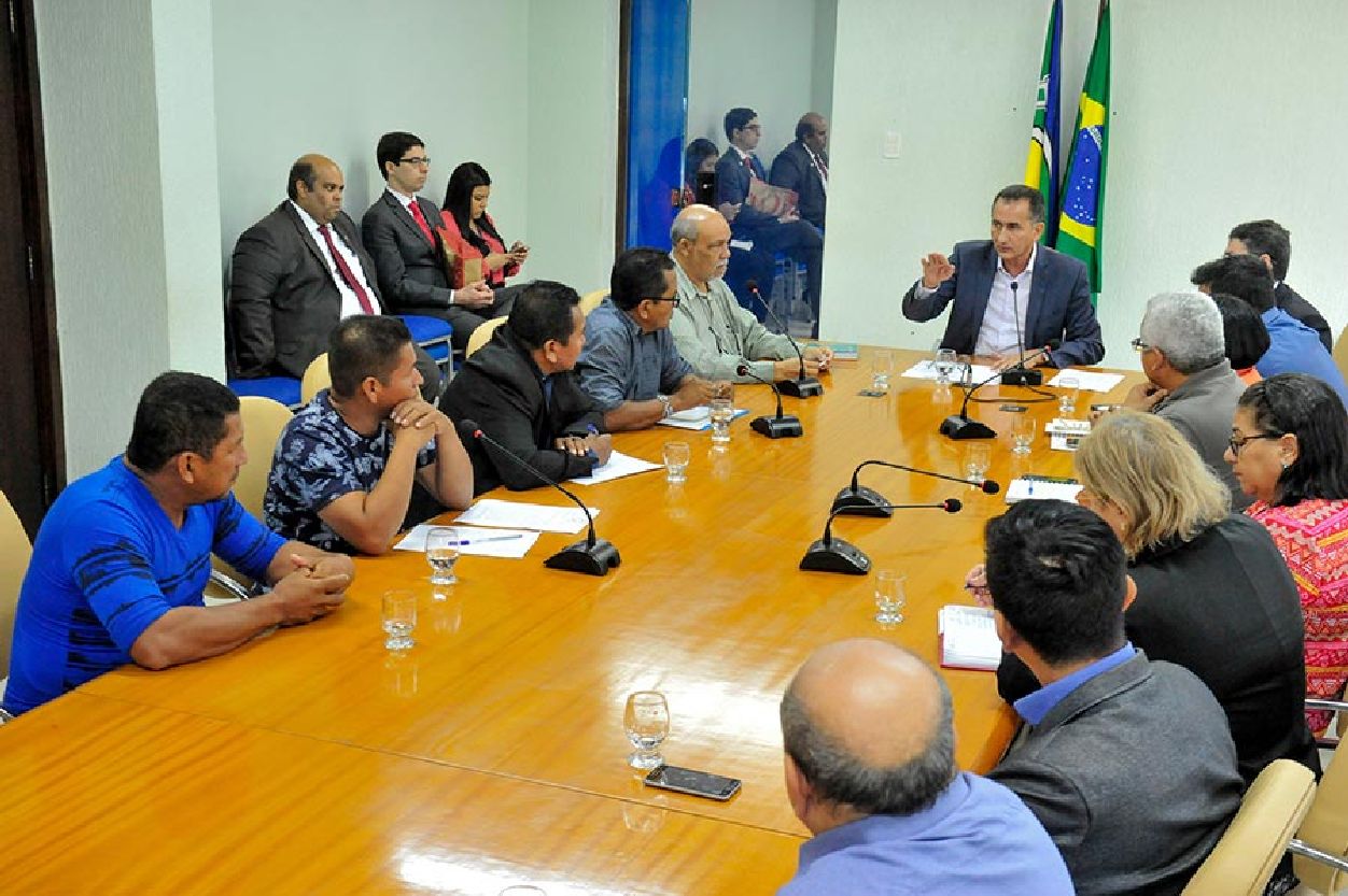 Governador Waldez Góes conduziu a reunião com lideranças indígenas e equipe de governo, no Palácio do Setentrião