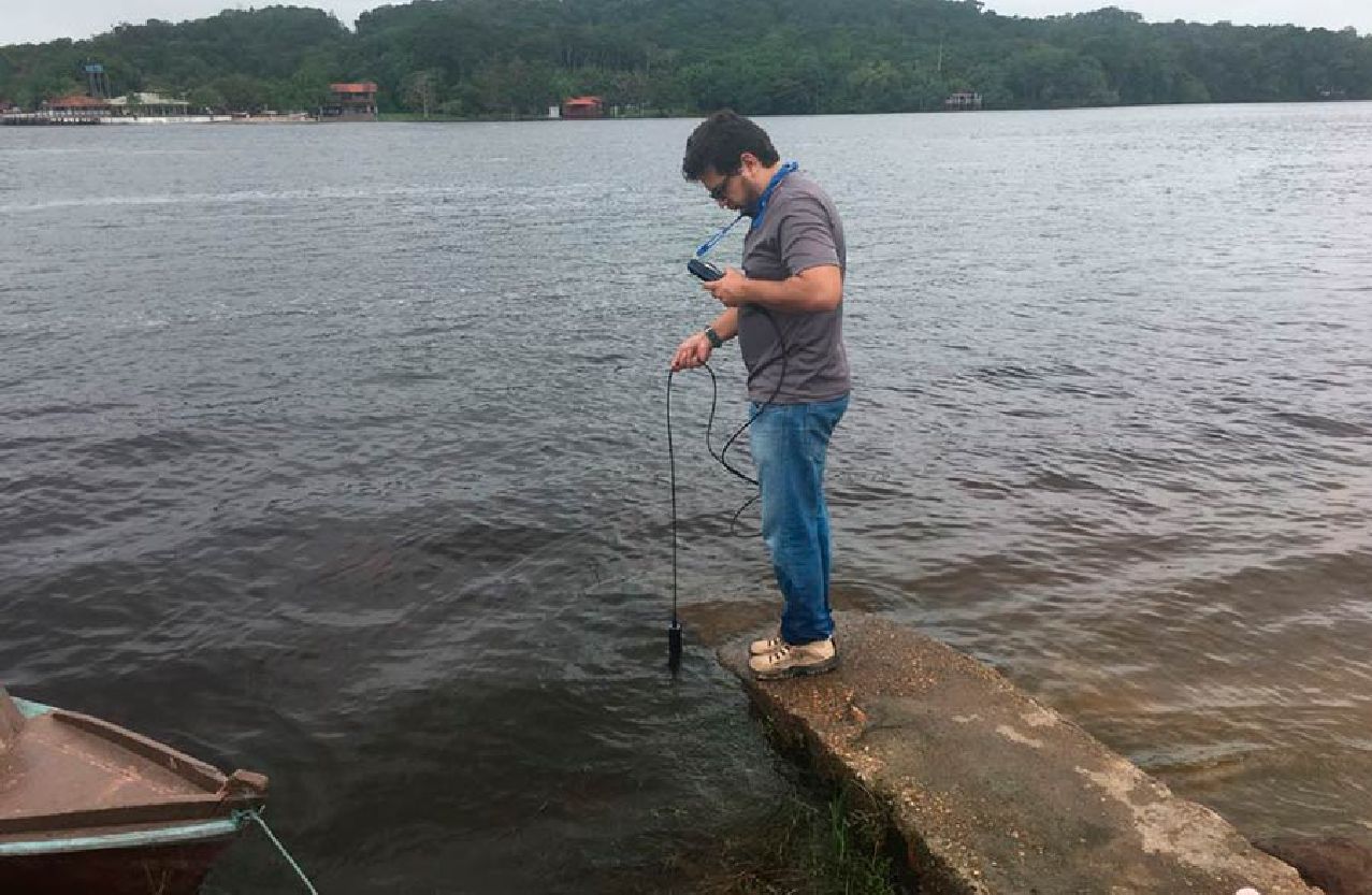 Técnico do Imap mede o nível de saturação de oxigênio da água do Rio Araguari