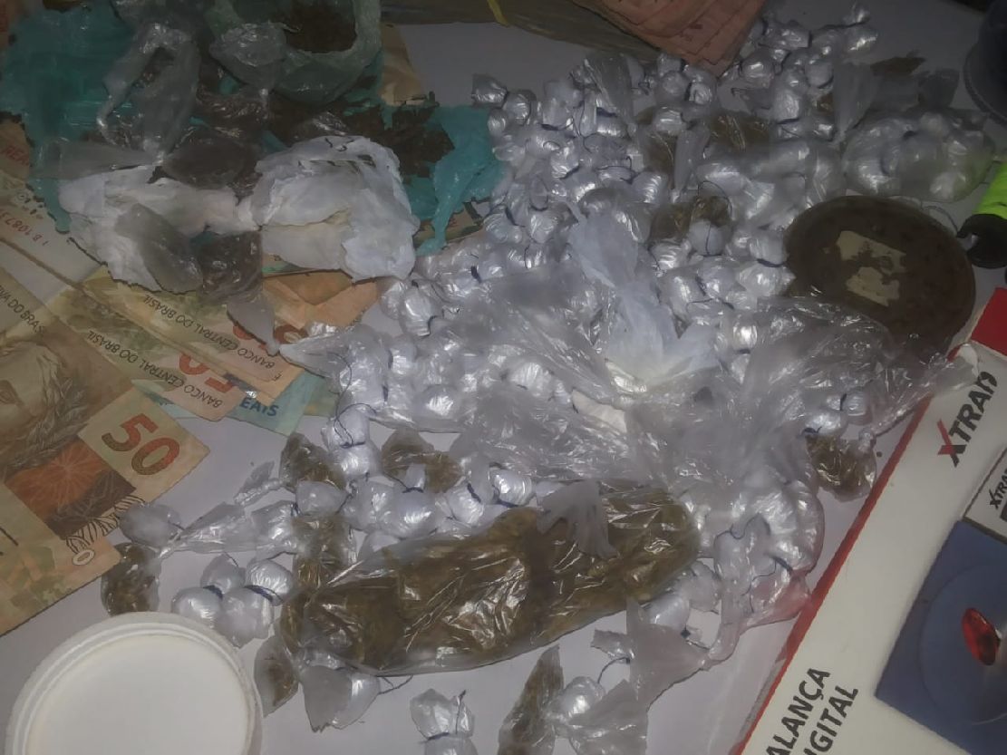 Entre os materiais, foram apreendidos 150 porções de crack e maconha e dinheiro
