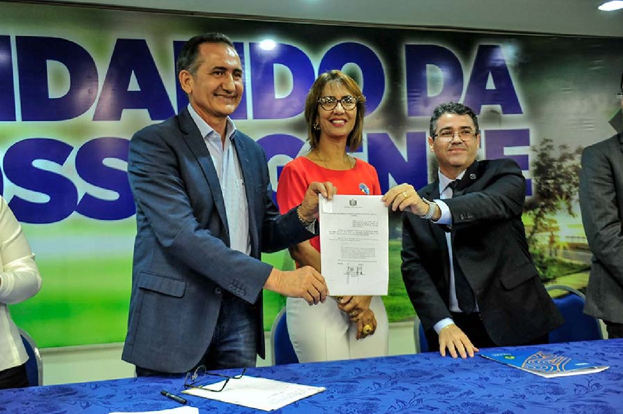 Assinatura do contrato para a realização do concurso da PGE ocorreu nesta segunda-feira, no Palácio do Setentrião