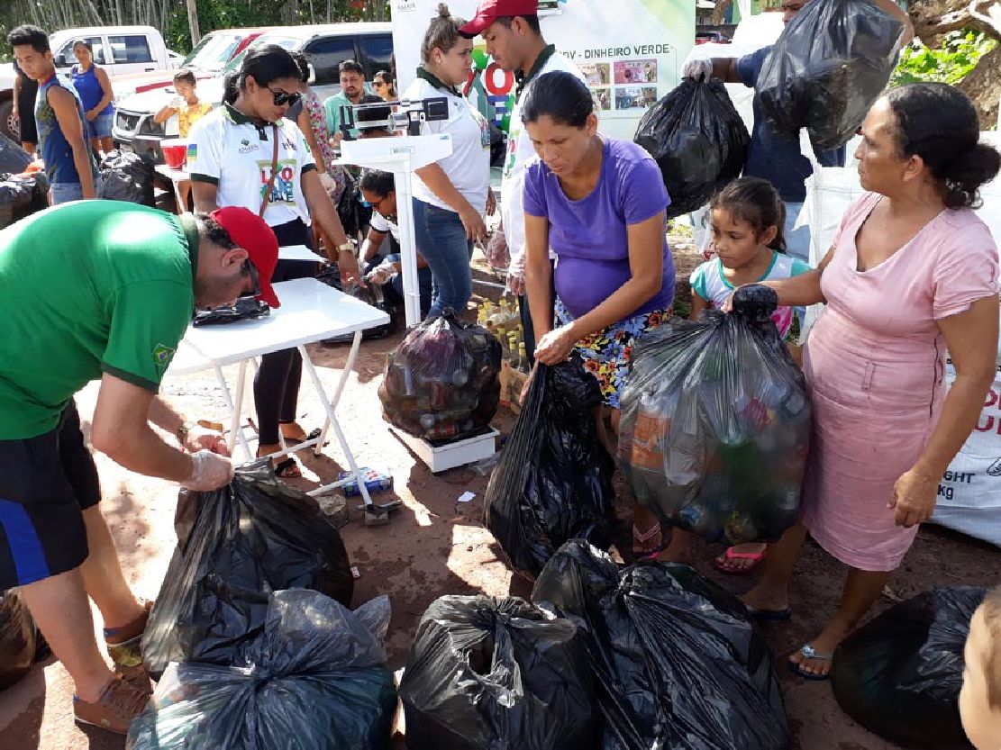Coleta de lixo contou com a participação de moradores do entorno na APA da Fazendinha
