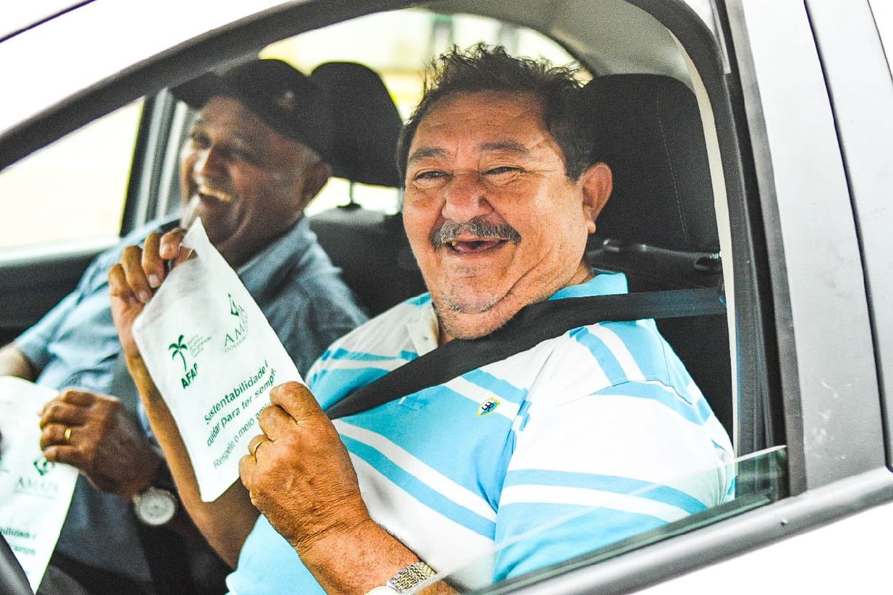 O empresário Augusto Araújo, 62 anos, foi um dos abordados na ação e disse que vai utilizar as sacolas reutilizáveis