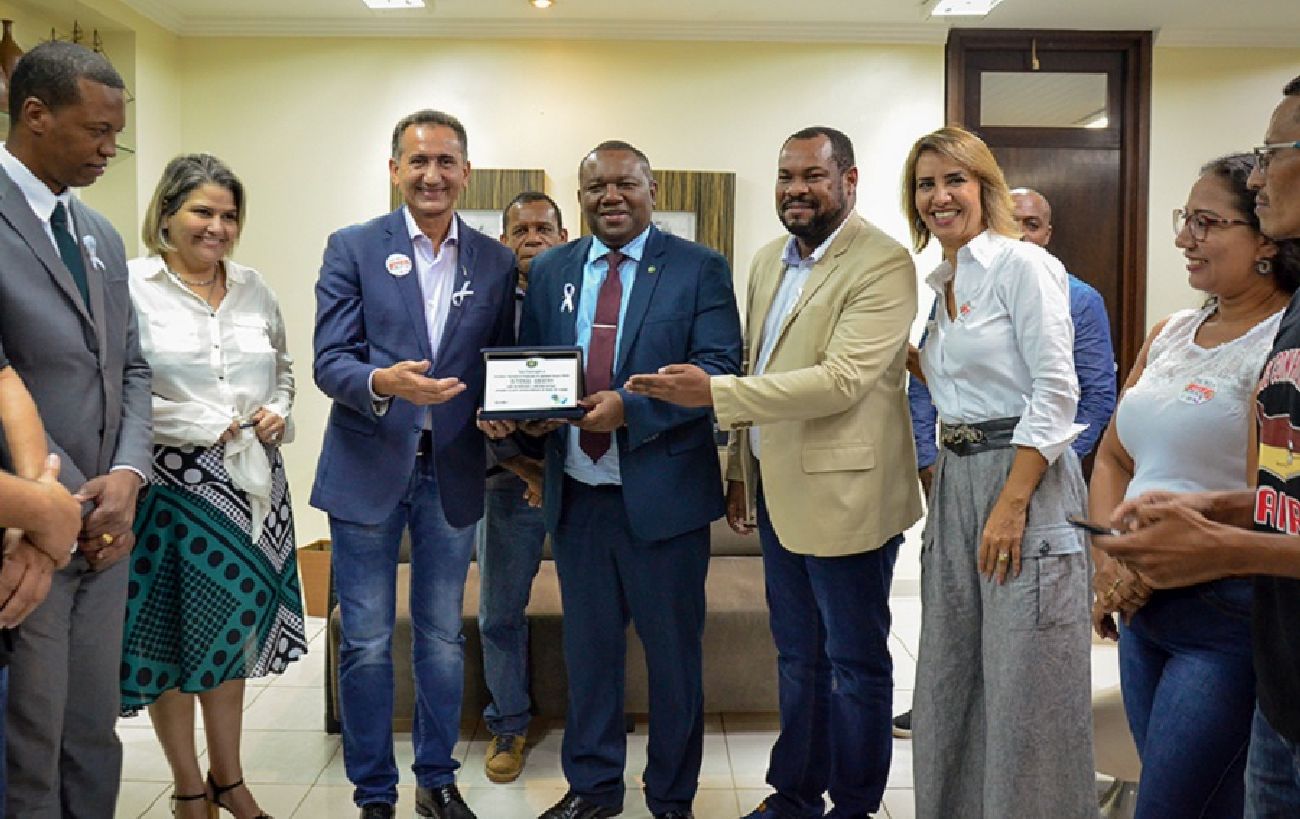 Ministro interino do MDH, Juvenal Araújo, foi homenageado pelo governo com uma placa pela atenção dada às comunidades negras no Amapá