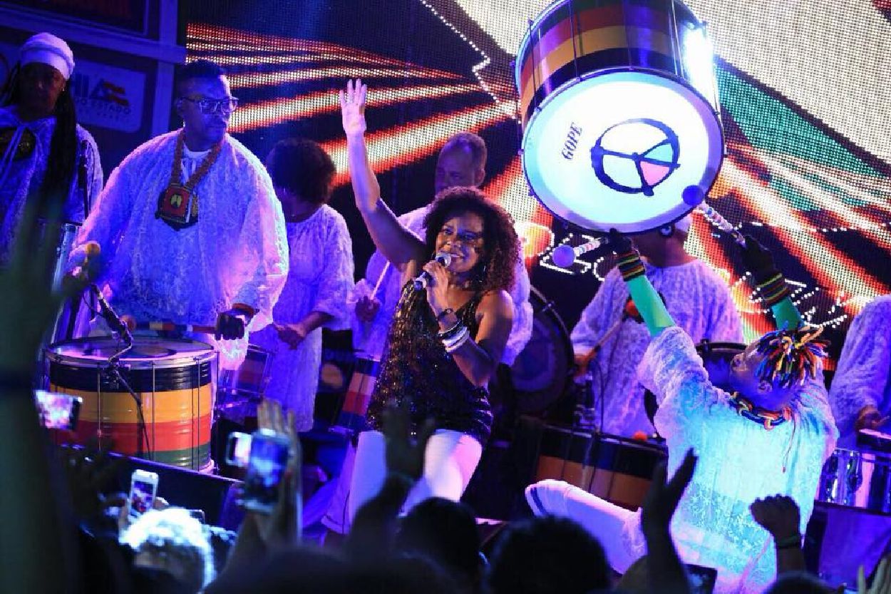 A cantora e compositora vai mostrar a força das raízes afro em sua combinação de gêneros como samba, pop, axé e reggae