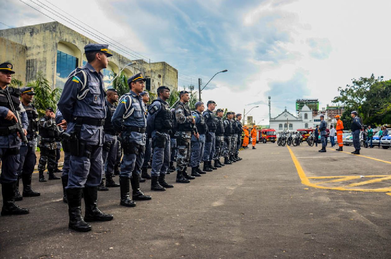 O efetivo de militares se concentrou ao lado do Teatro das Bacabeiras, de onde os militares receberam o comando da operação
