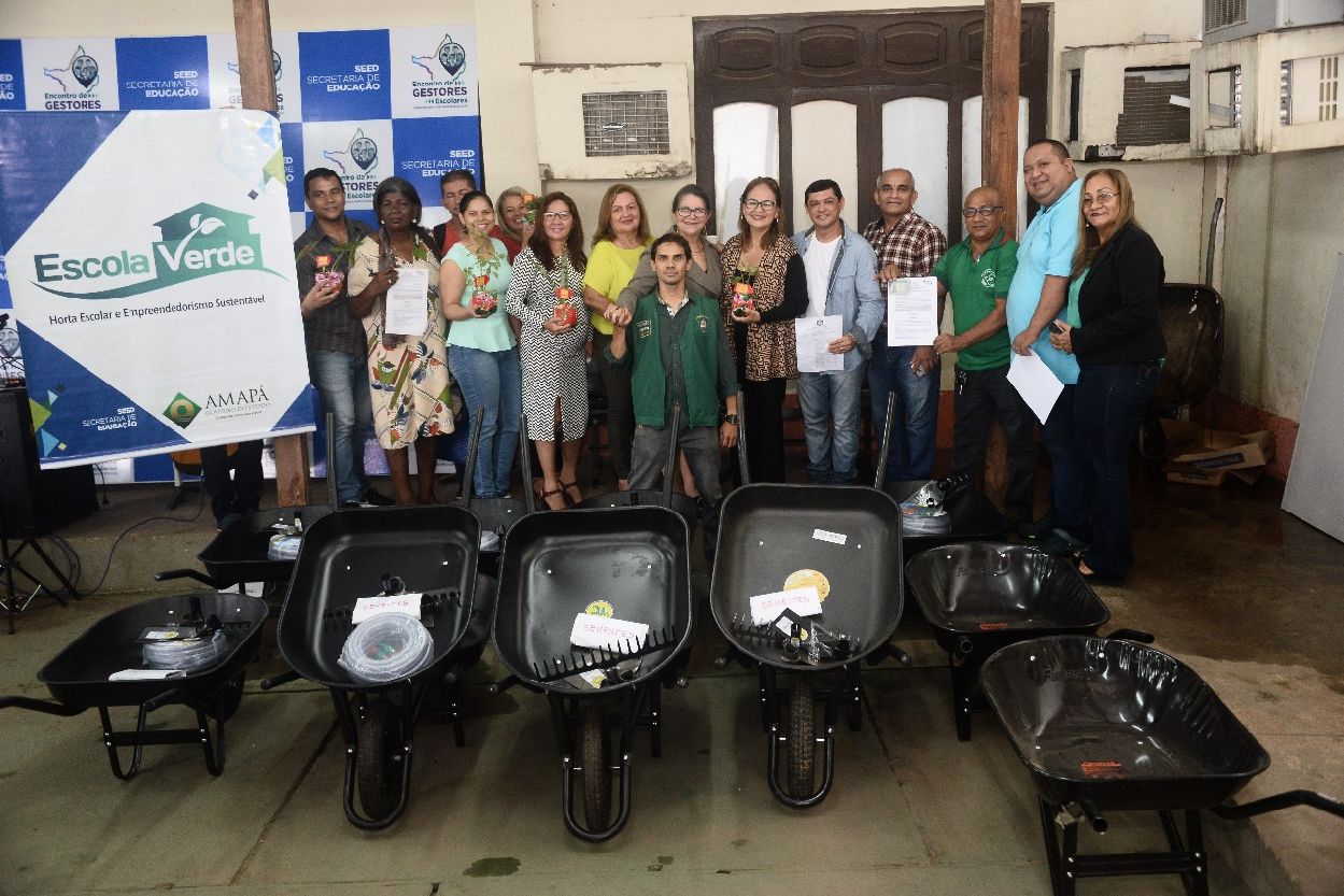 Escolas receberam carrinho de mão, ancinho, enxada, enxadão, mangueira de jardim e pacotes de sementes