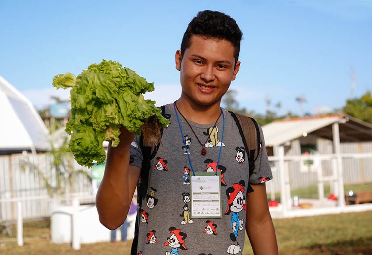 O estudante Arthur Christopher conheceu as técnicas de cultivo por meio da hidroponia