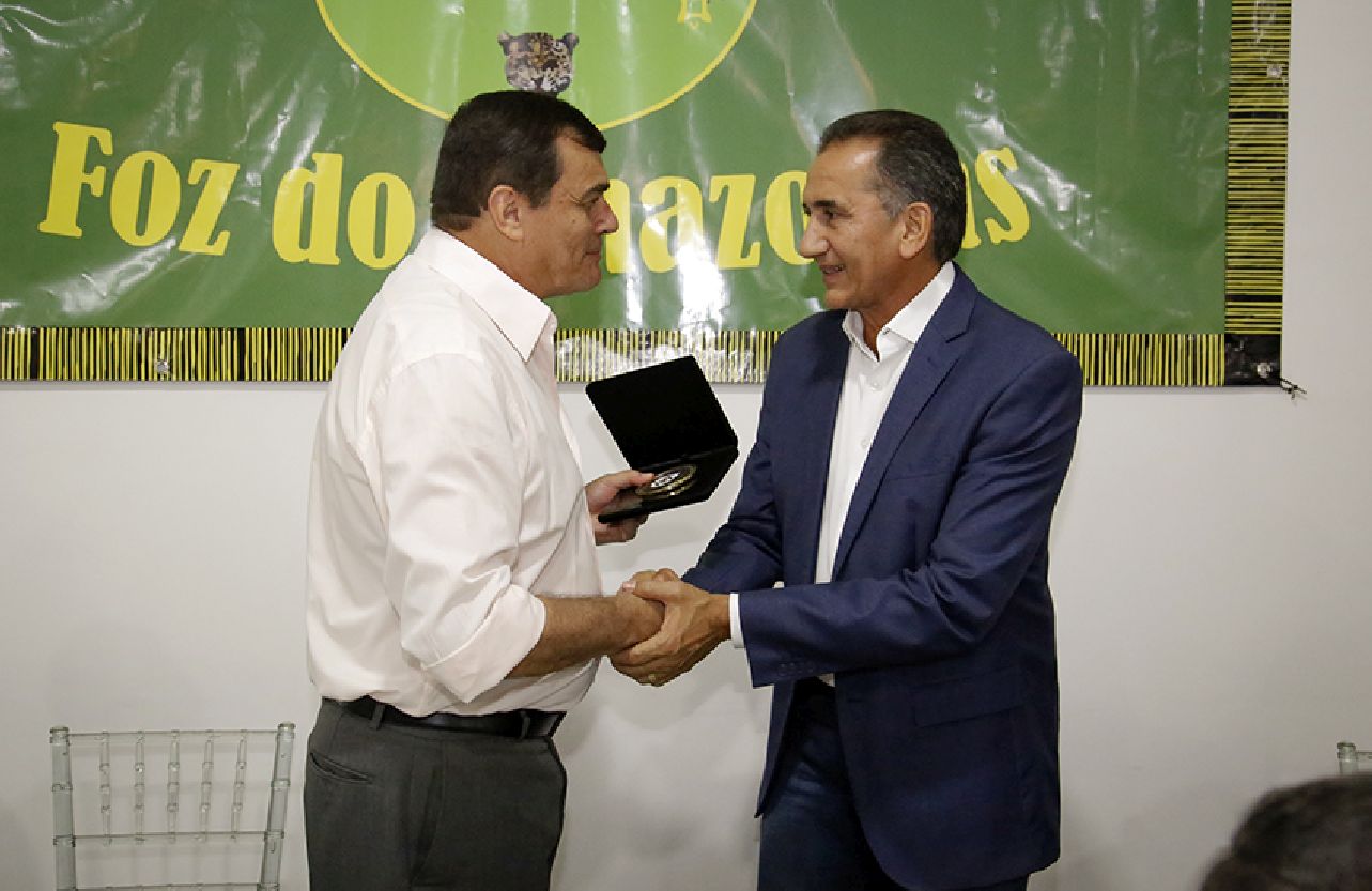 Waldez Góes foi condecorado com um medalhão entregue a ele pelo general Paulo Sérgio, comandante Militar do Norte