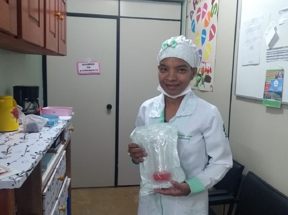 A enfermeira Dorilena Lima explica que os frascos de vidro evitam contaminações e conservam todos os nutrientes do leite
