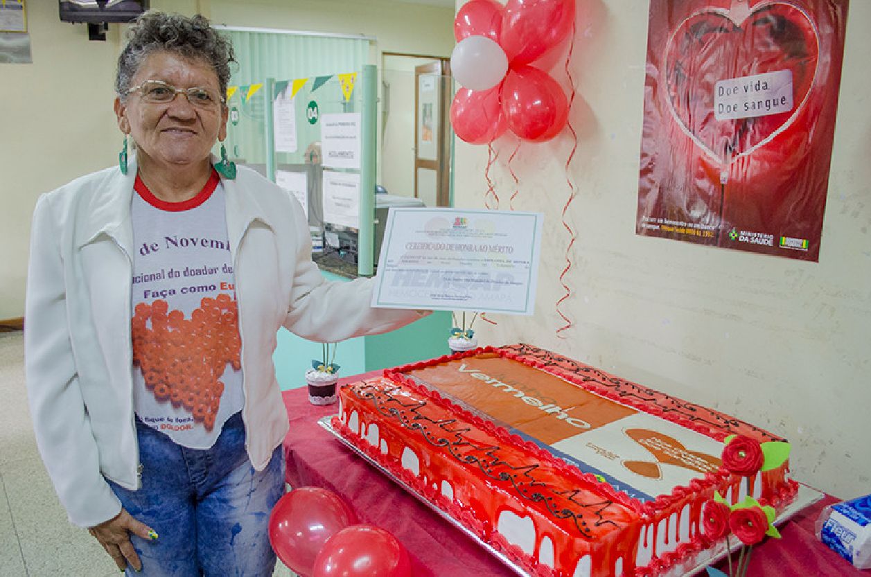 Francisca Vieira, 63 anos, recebeu do Hemoap um certificado de honra ao mérito por ser uma doadora assídua há mais de 16 anos