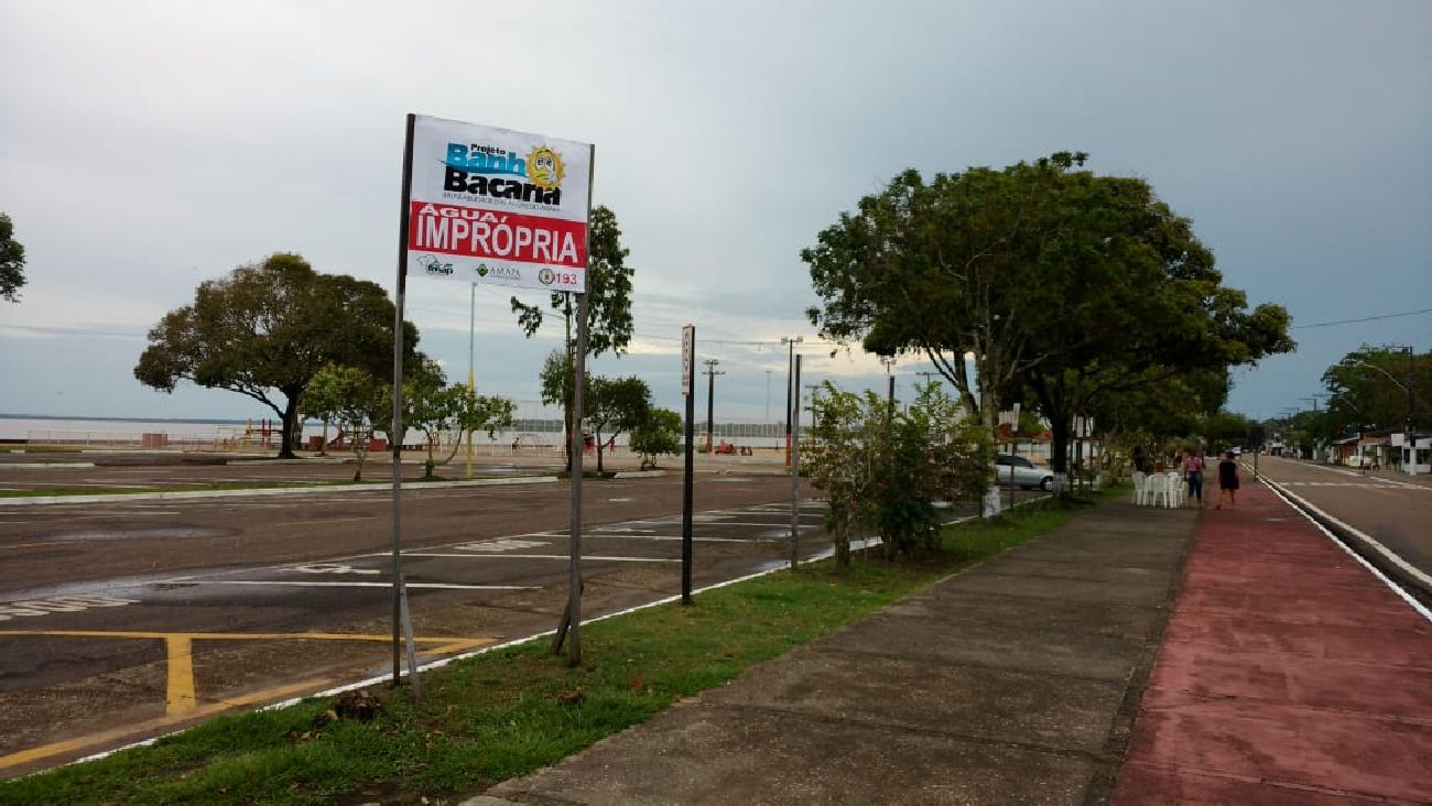 Banhistas que se arriscarem a entrar nas águas contaminadas do balneário de Fazendinha, podem contrair doenças, alerta o Imap