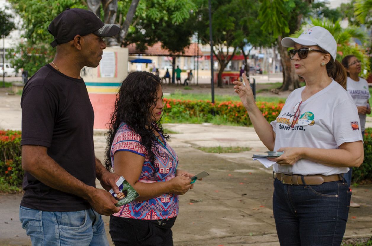 Início da programação foi na Praça Veiga Cabral, com orientações e distribuição de informativos, nesta segunda-feira, 12