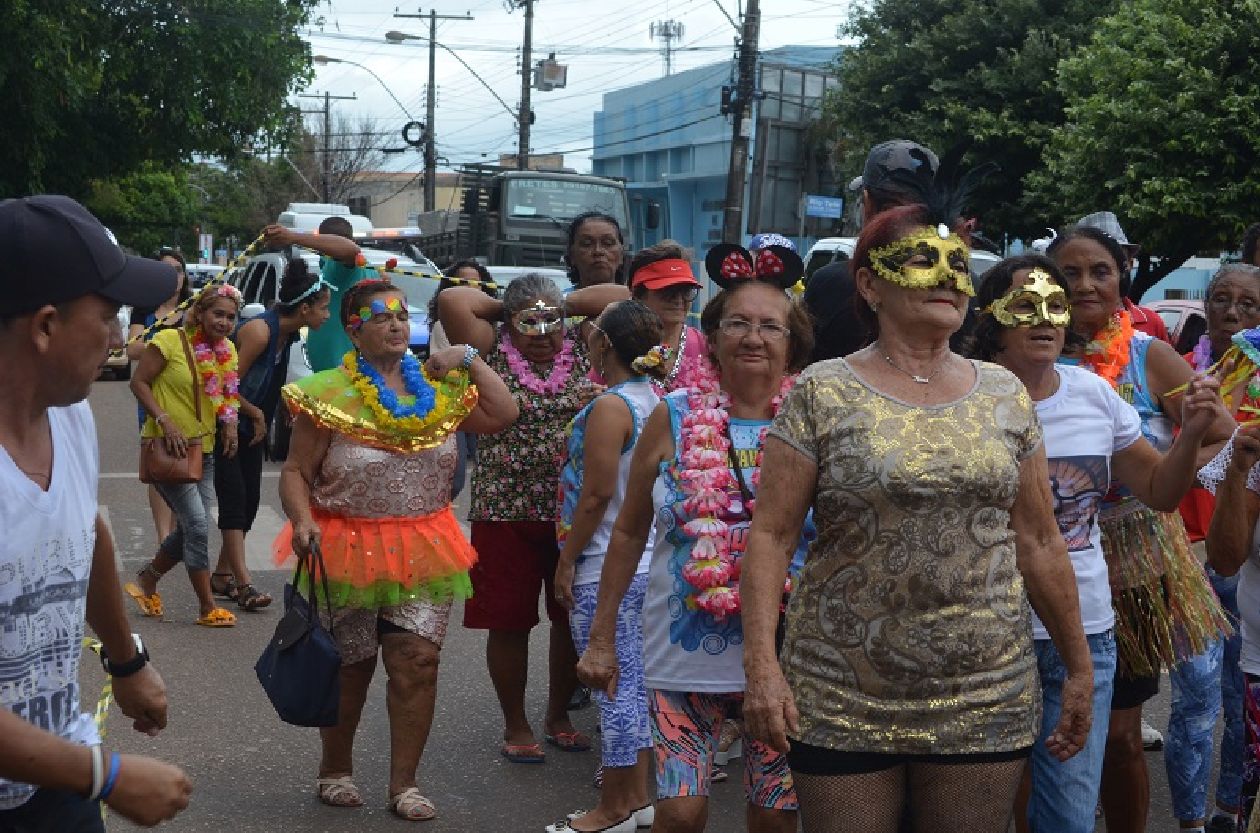 Idosos desfilaram pelas ruas de Macapá com apoio do Corpo de Bombeiros e Polícia Militar durante o percurso.