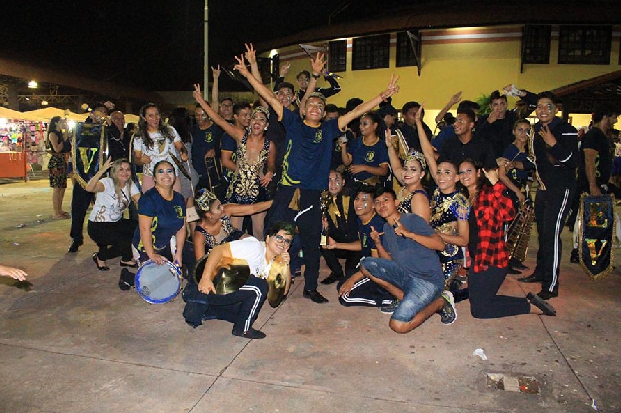 Integrantes da Banda de Fanfarras da Escola Esther Virgolino comemoram o título do festival