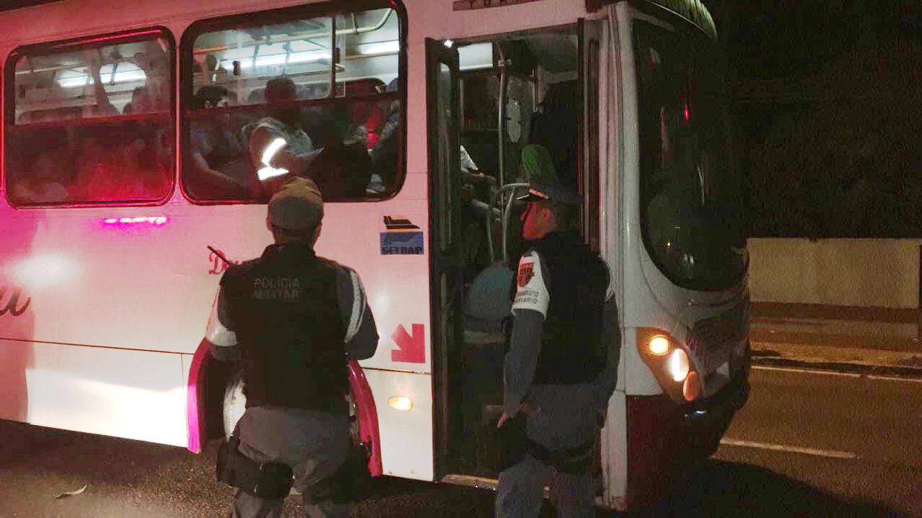 Em uma das abordagens, três suspeitos foram pegos com uma faca que seria usada para assaltar passageiros. Crime foi evitado.