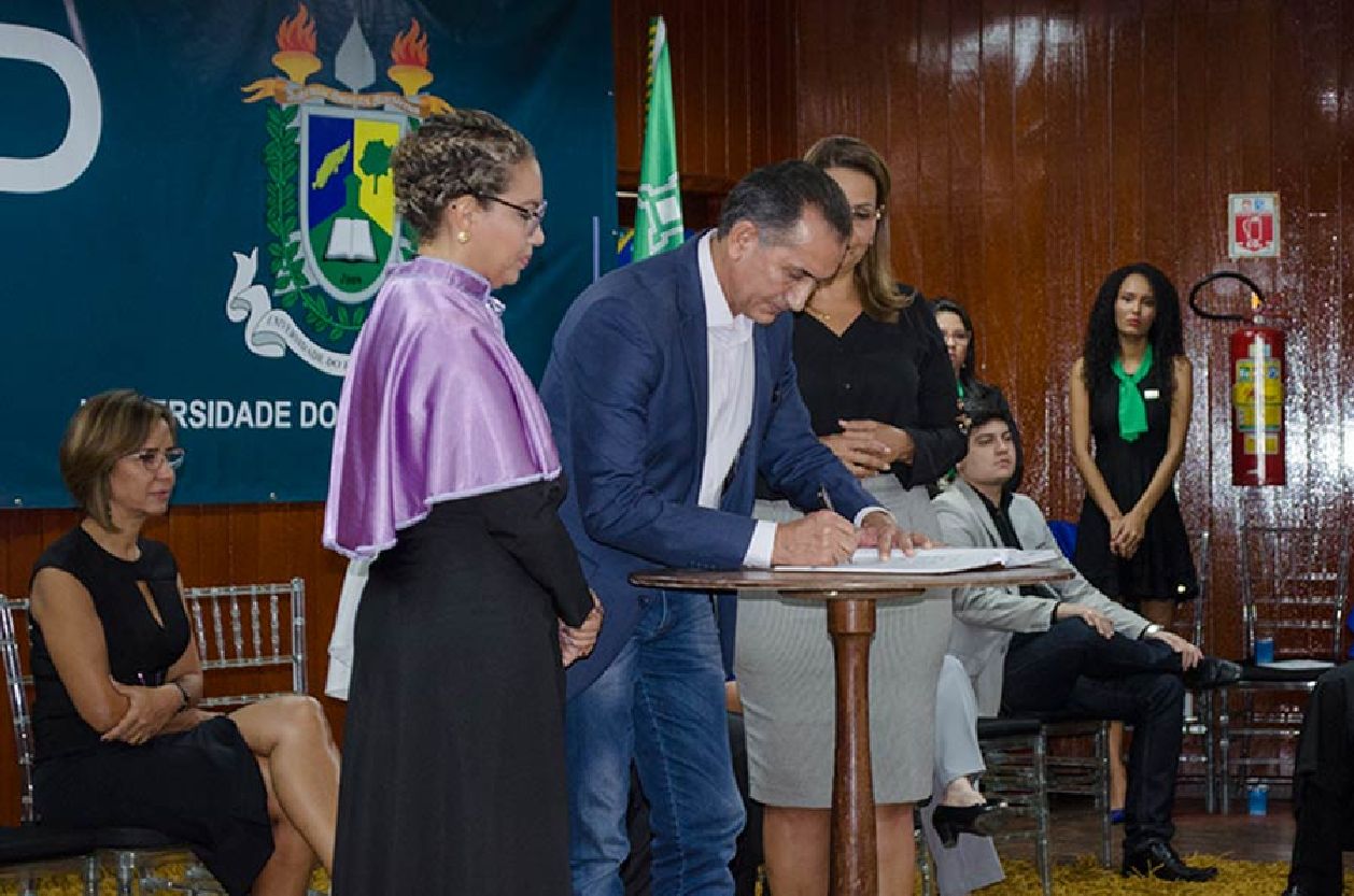 Governador Waldez Góes assina o termo de posse de Kátia Paulino, como nova reitora da Ueap