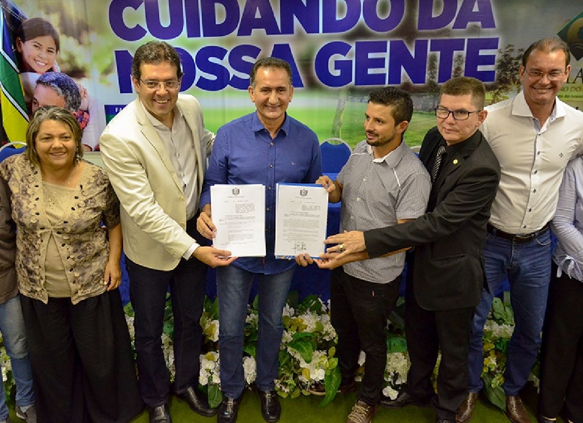 A lei do auxílio-jaleco foi sancionada na mesma solenidade da sanção da lei que inclui os cargos de AOSD no PCCS dos profissionais de saúde
